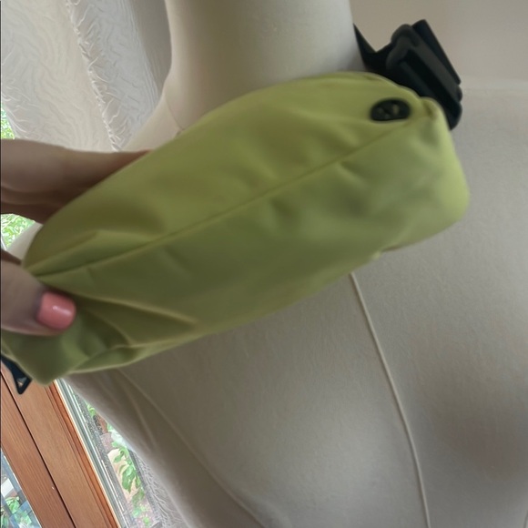 Lululemon Everywhere Lemon Lime Green Belt Bag Crossbody - Picture 5 of 15